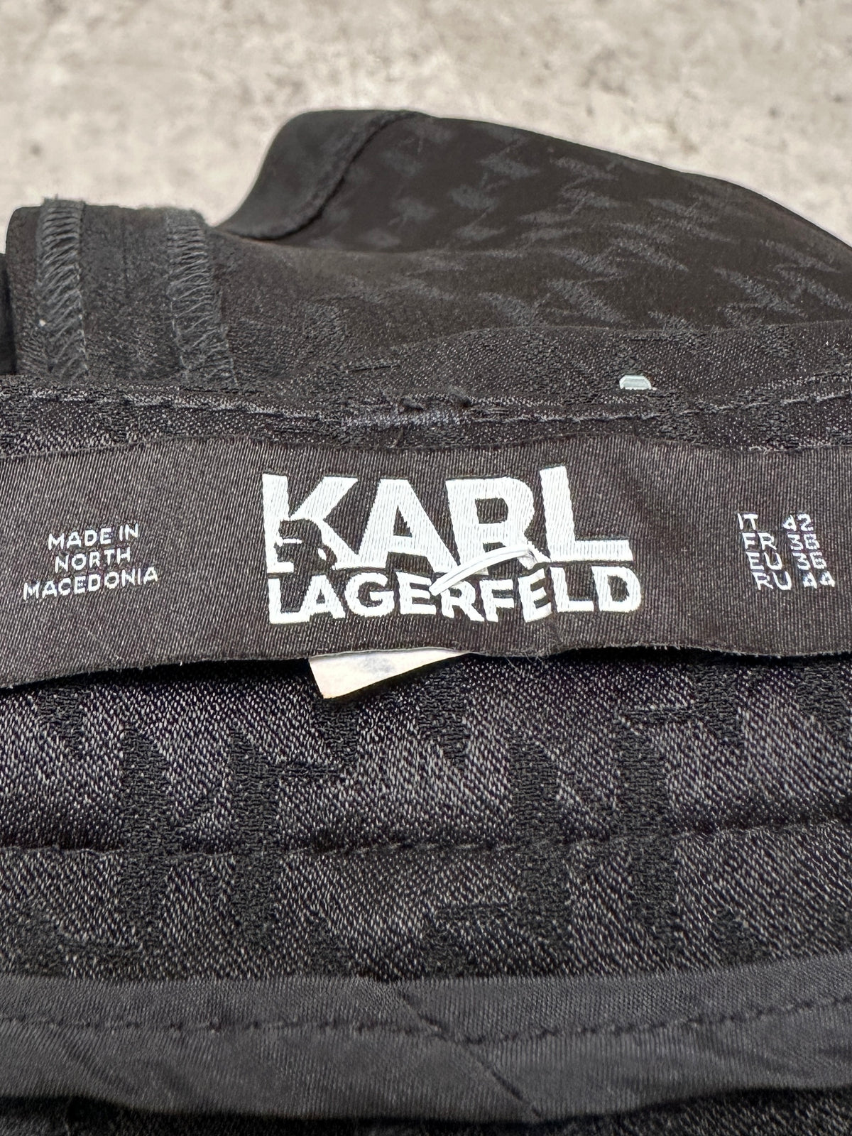 Karl Lagerfeld black short with monogram - size 38
