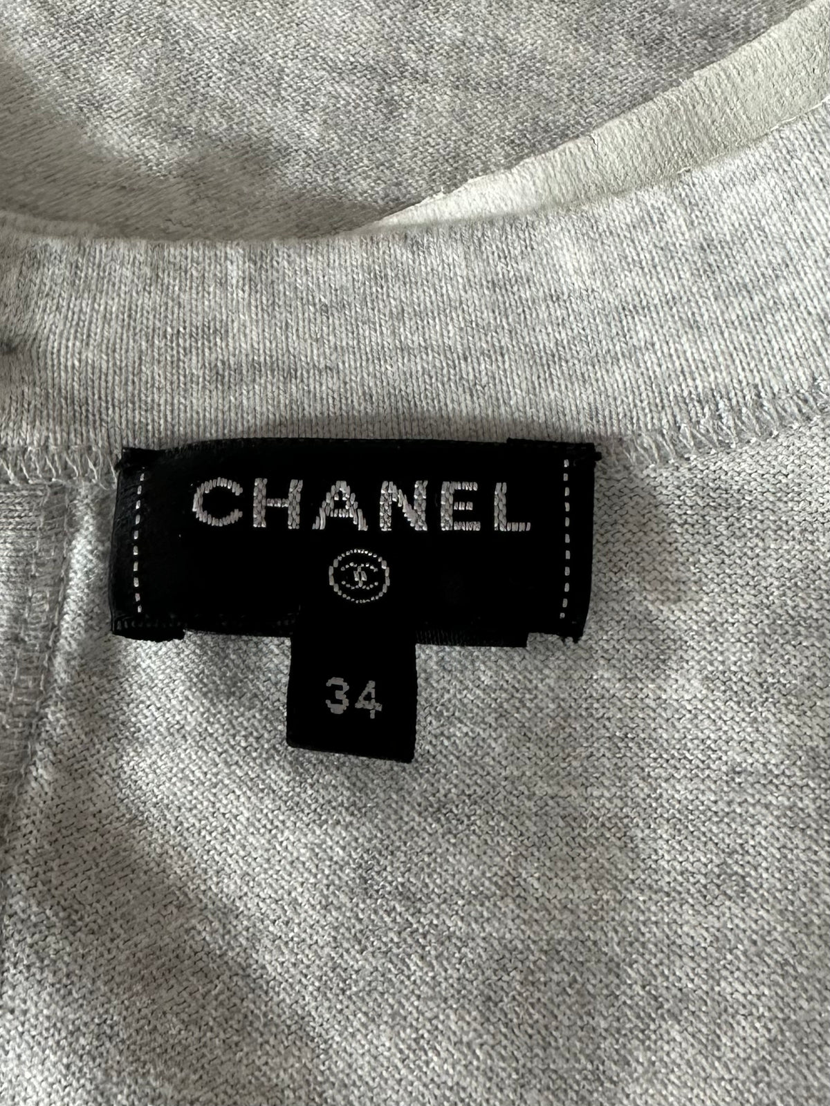 Chanel Grey top with white lion motif and white trim - size 34