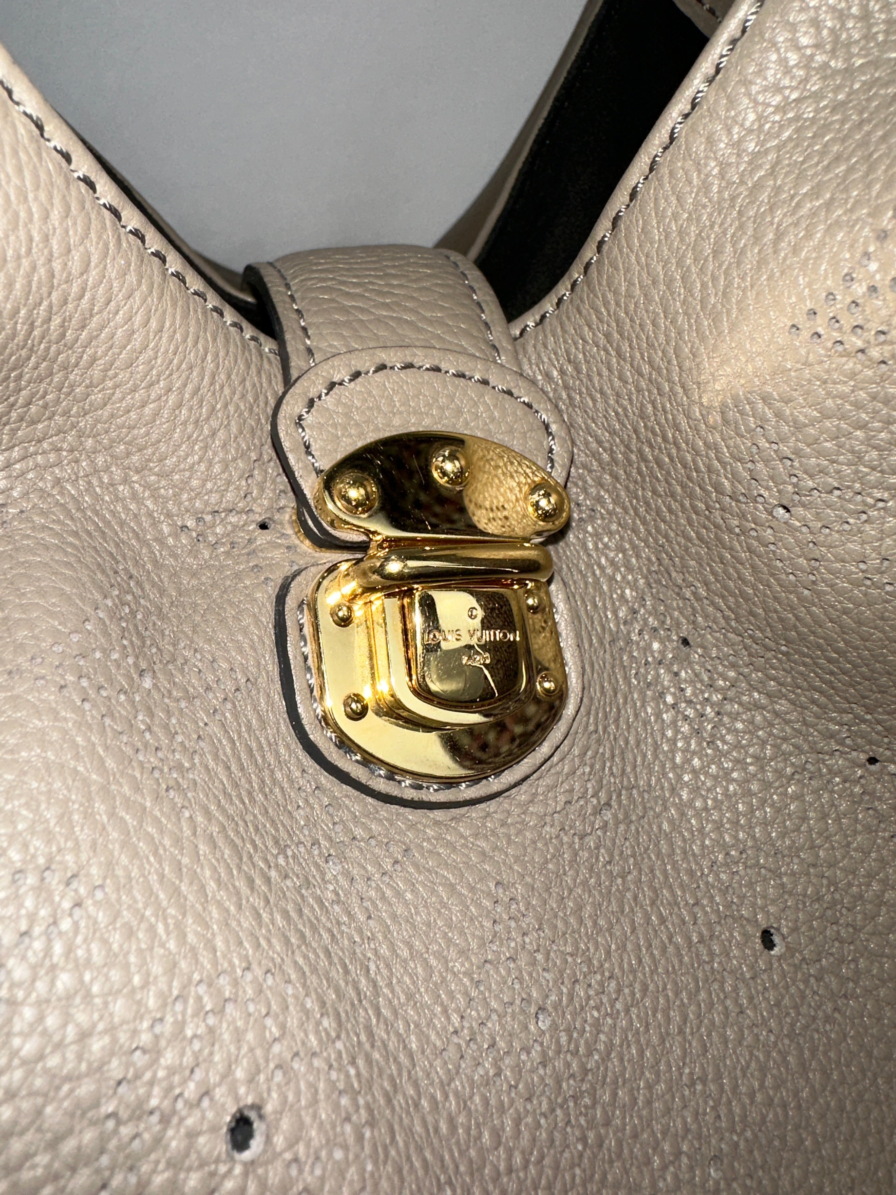 Louis Vuitton Mahina grey pearl L