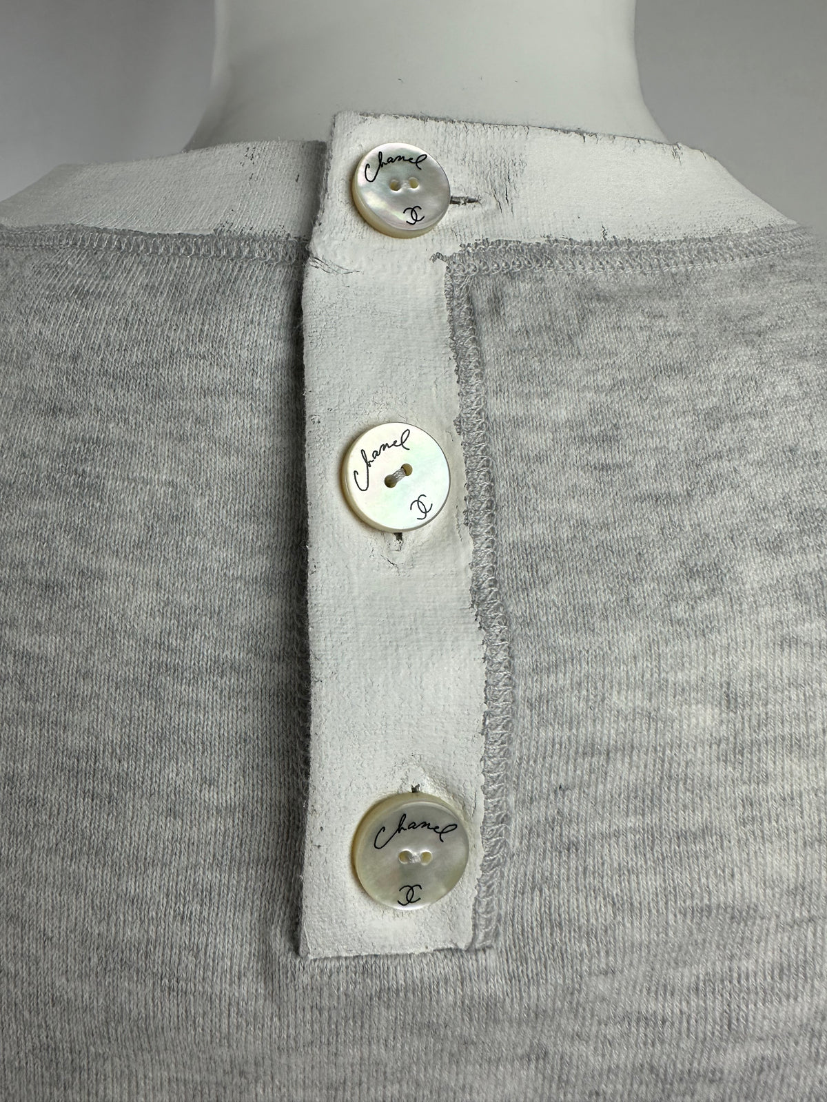 Chanel Grey top with white lion motif and white trim - size 34