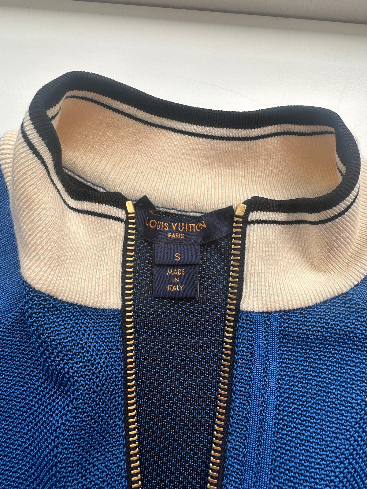 Louis Vuitton blue zip top with brooch - size 36