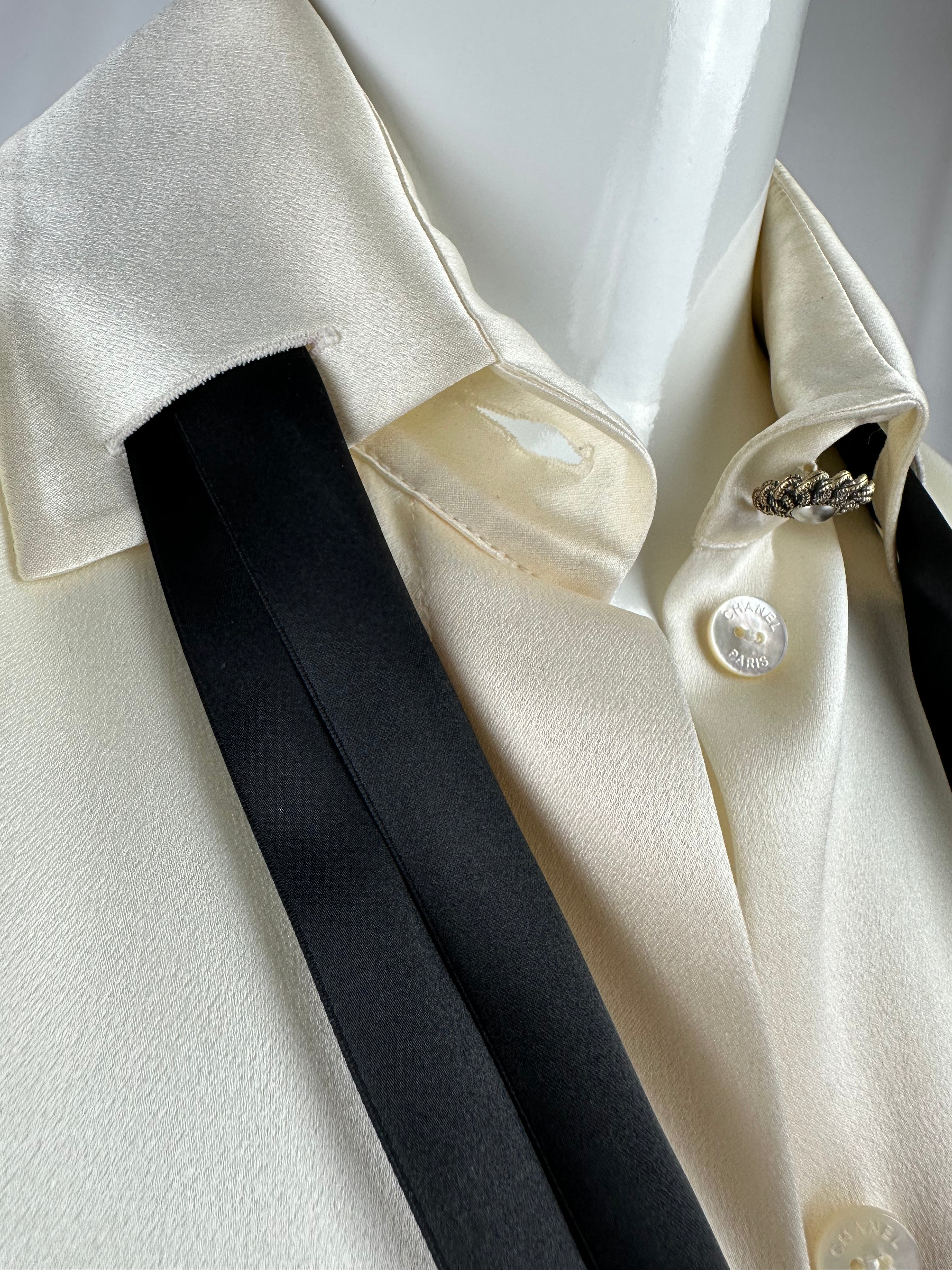 Chanel sleeveless silk blouse white with black tie - size 36 FR